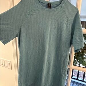 Lululemon Men’s Metal Vebt Tech fabric shirt size Large
